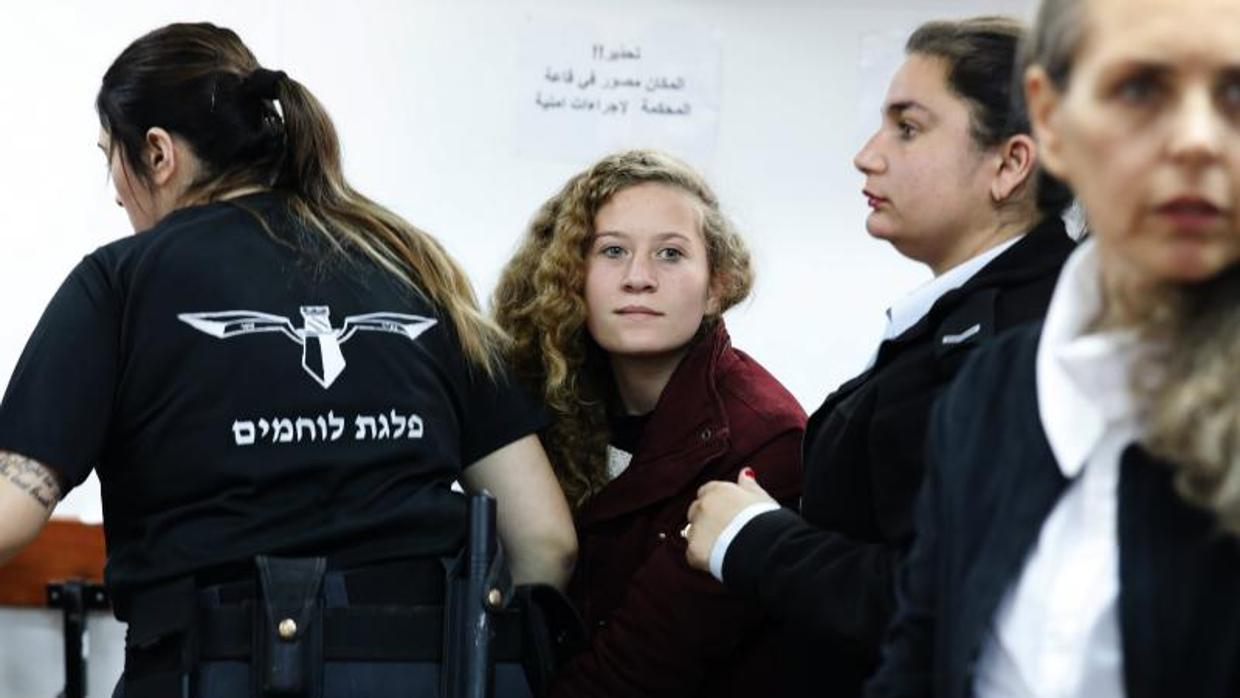 Ahed Tamimi (c), la adolescente palestina detenida el pasado diciembre por golpear a un soldado israelí