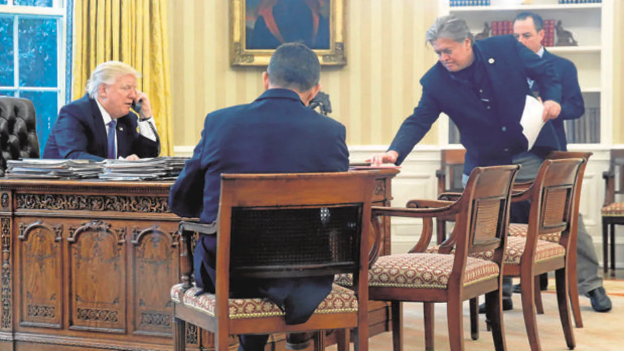 Steve Bannon con el presidente Trump, en el Despacho Oval de la Casa Blanca