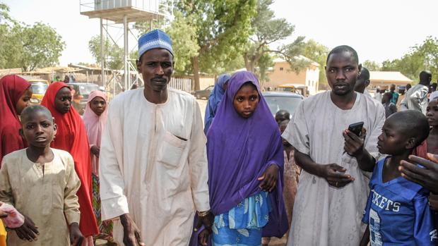 Nigeria confirma la liberación de 105 niñas de las 110 raptadas por Boko Haram hace un mes