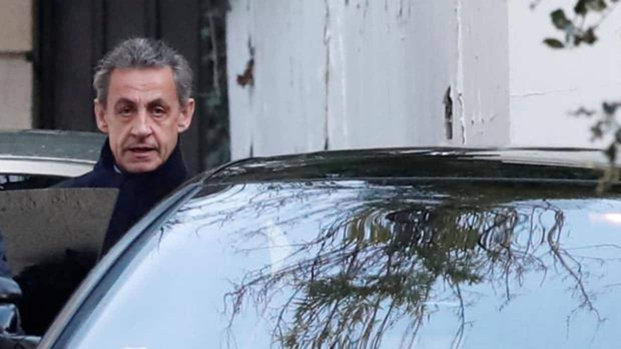 Nicolas Sarkozy, antes de subirse al coche para volver a la comisaría