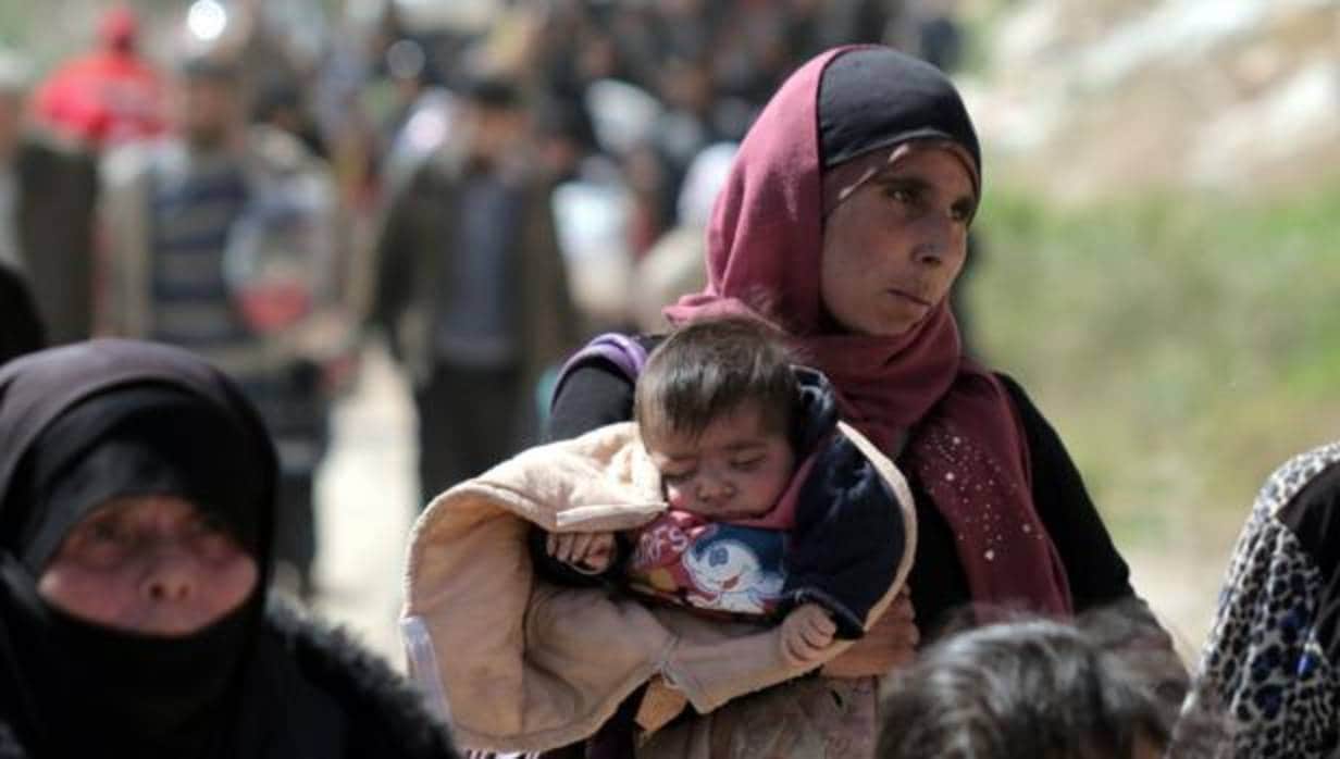 Cientos de civilies sirios salen de Guta Oriental