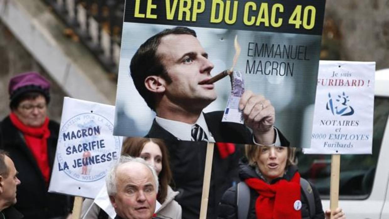 La imagen de Emmanuel Macron en una manifestación en 2014, cuando era ministro de Economía