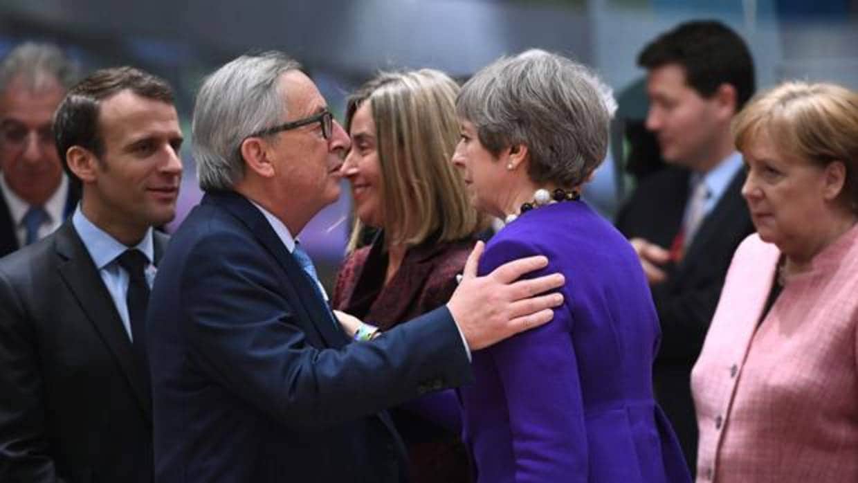 Juncker saluda a May al comienzo de la reunión, bajo la mirada de Macron y Merkel