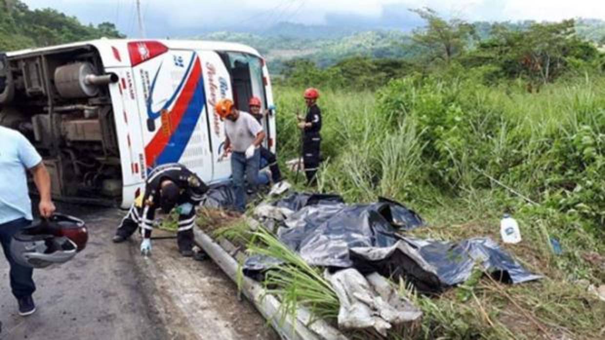 Al menos 12 muertos al volcar un autobús en el oeste de Ecuador