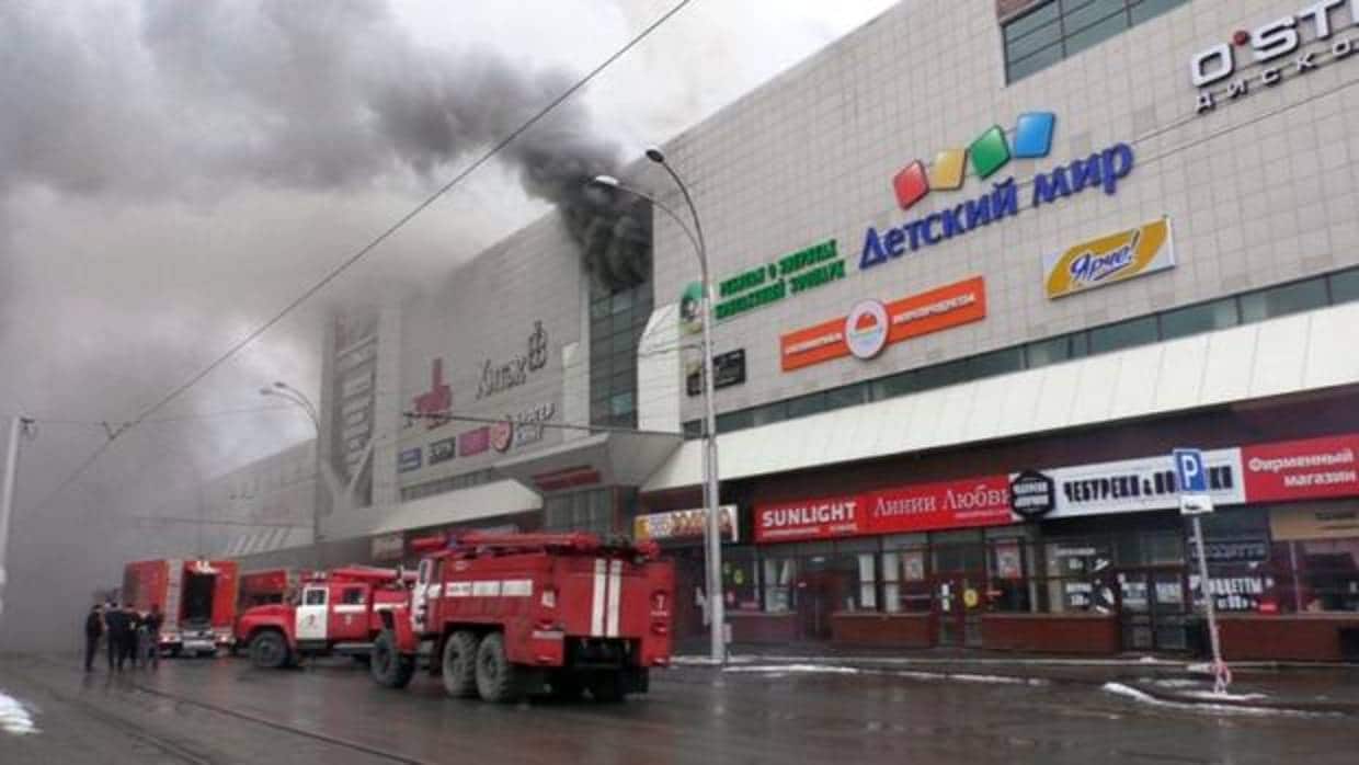 Varios camiones de bomberos acuden al centro comercial siniestrado