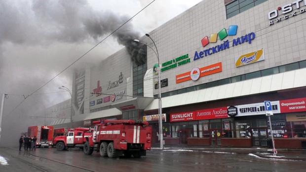 Al menos cinco muertos y 32 los heridos por el incendio de un centro comercial en Siberia