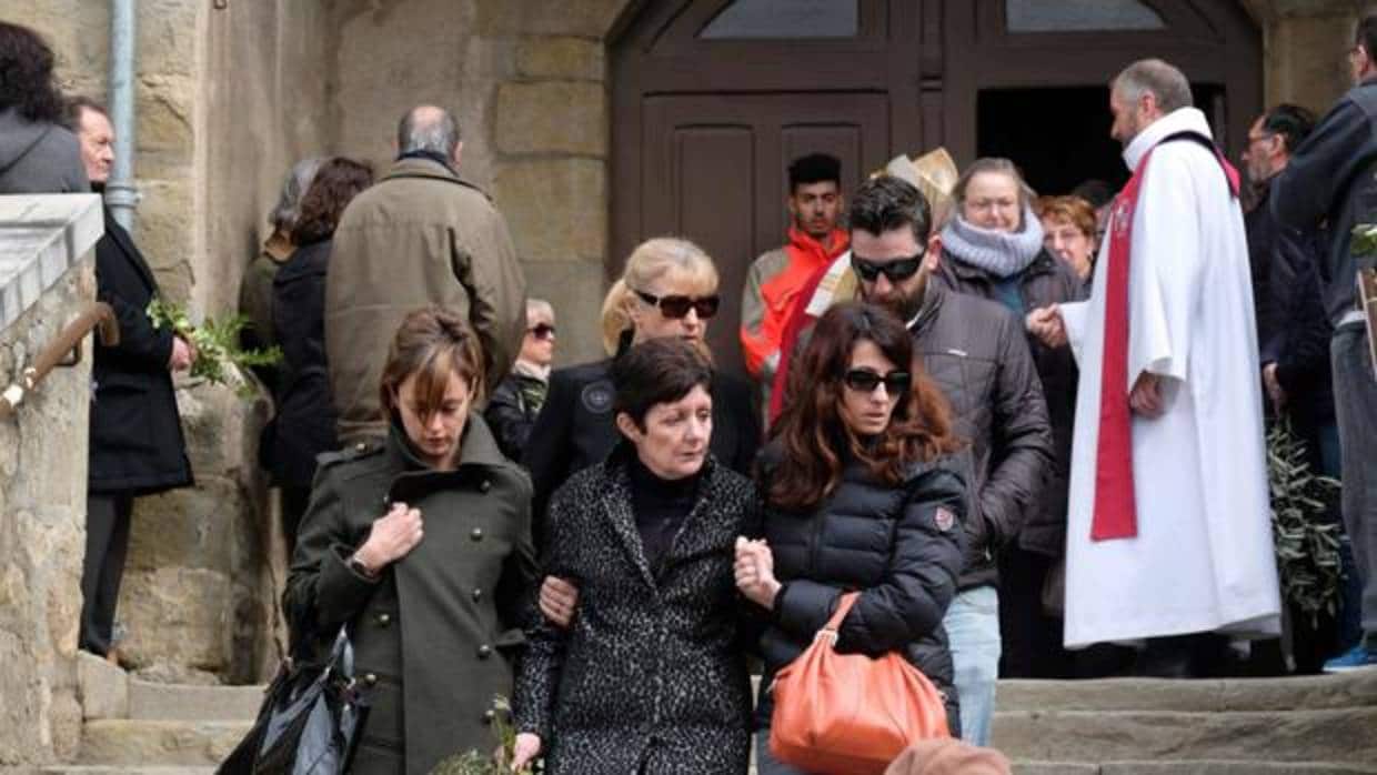 Familiares de las víctimas asesinadas en el atentado de Trèbes, a la salida de una misa funeral celebrada en la localidad francesa