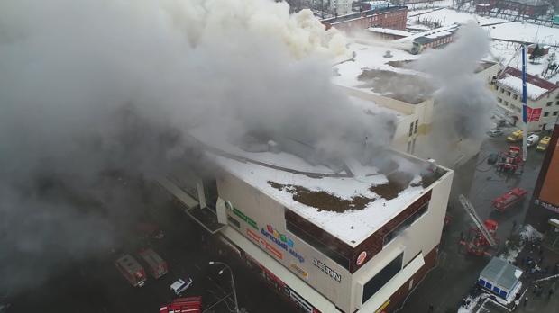 Al menos 64 muertos en el incendio de un centro comercial en Rusia