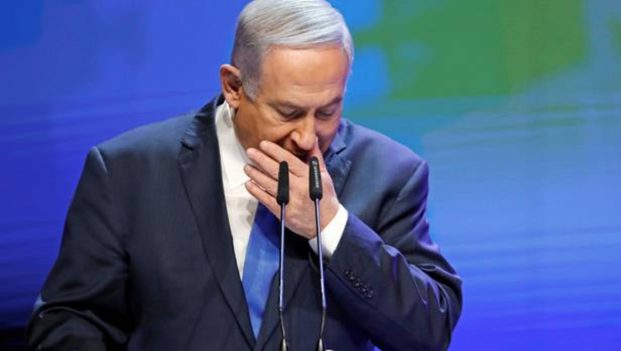 El priemr ministro Benjamin Netanyahu tose durante un acto en Tel Aviv