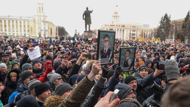 Increpan a Putin en las protestas por el letal incendio de Siberia