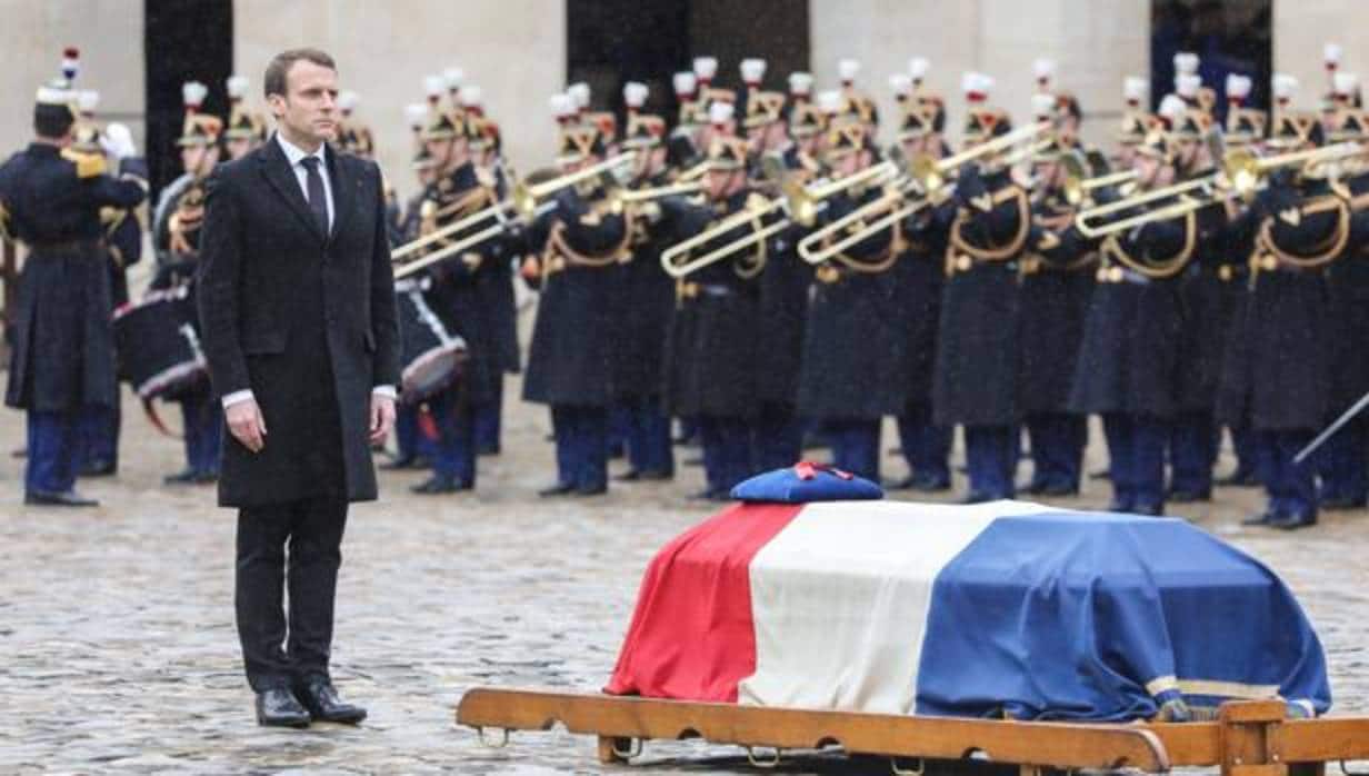 El presidente francés, Emmanuel Macron (i), durante el homenaje