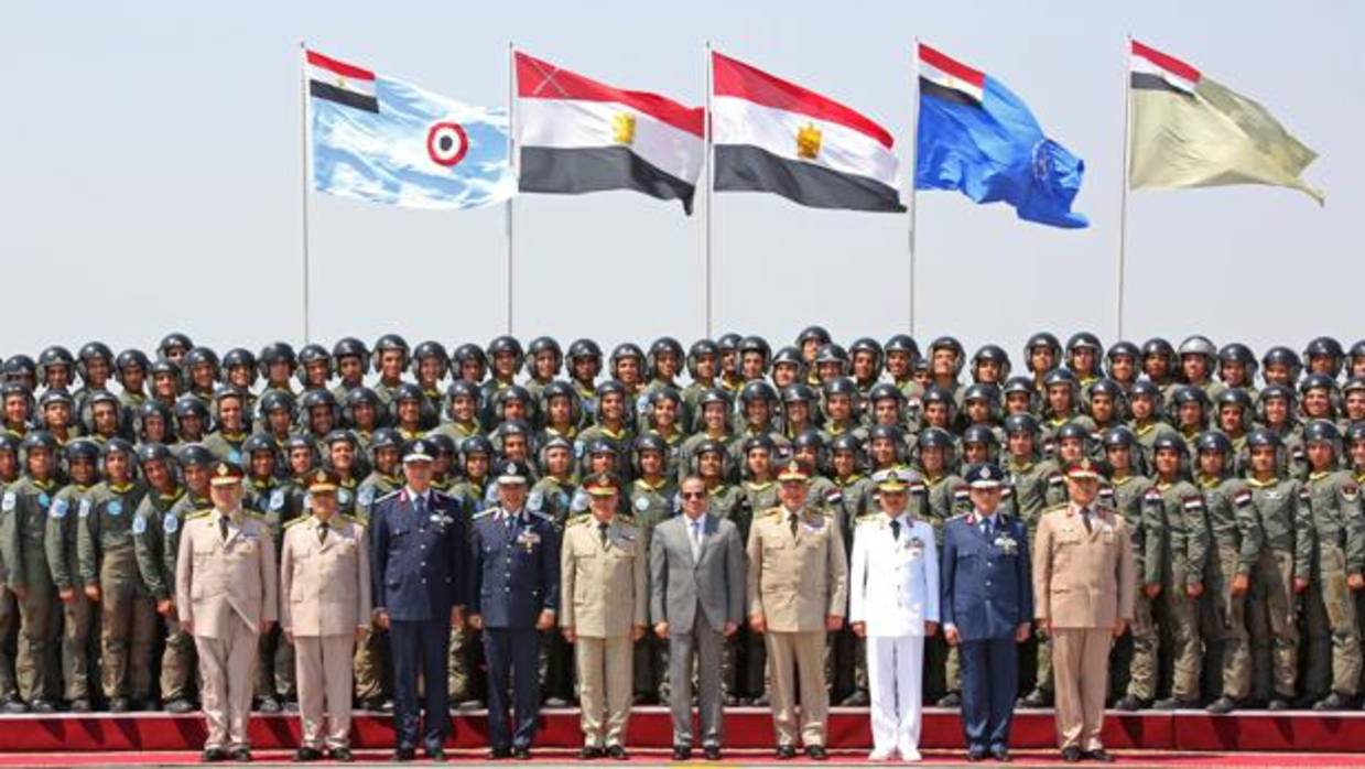 El presidente Al Sisi (en el centro, de civil), en la ceremonia de graduación de la Academia de Aviación