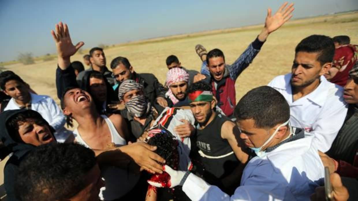 Un joven de 17 años es evacuado tras ser herido de un disparo en la cabeza en la frontera entre Gaza e Israel