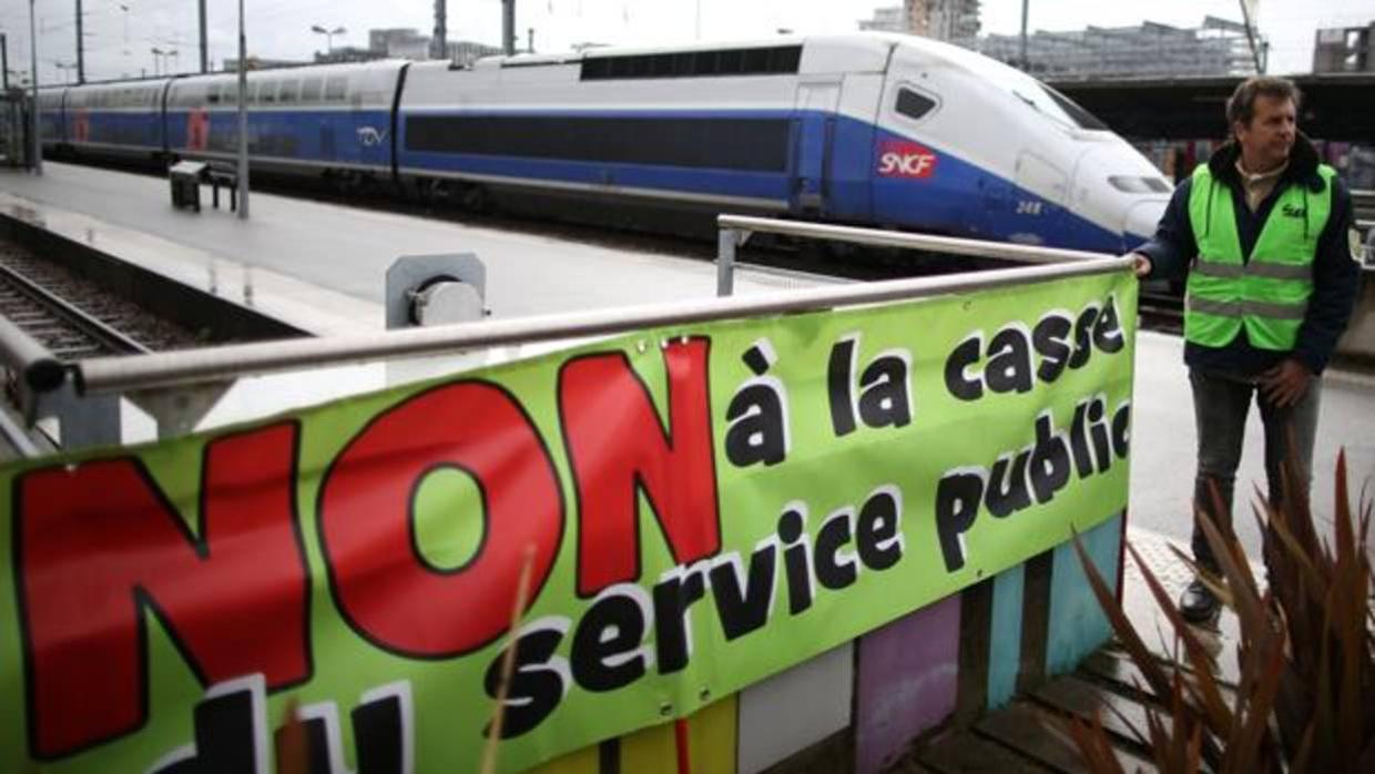 Un sindicalista de los ferrocarriles franceses (SNCF), durante la huelga en la estación de Nantes