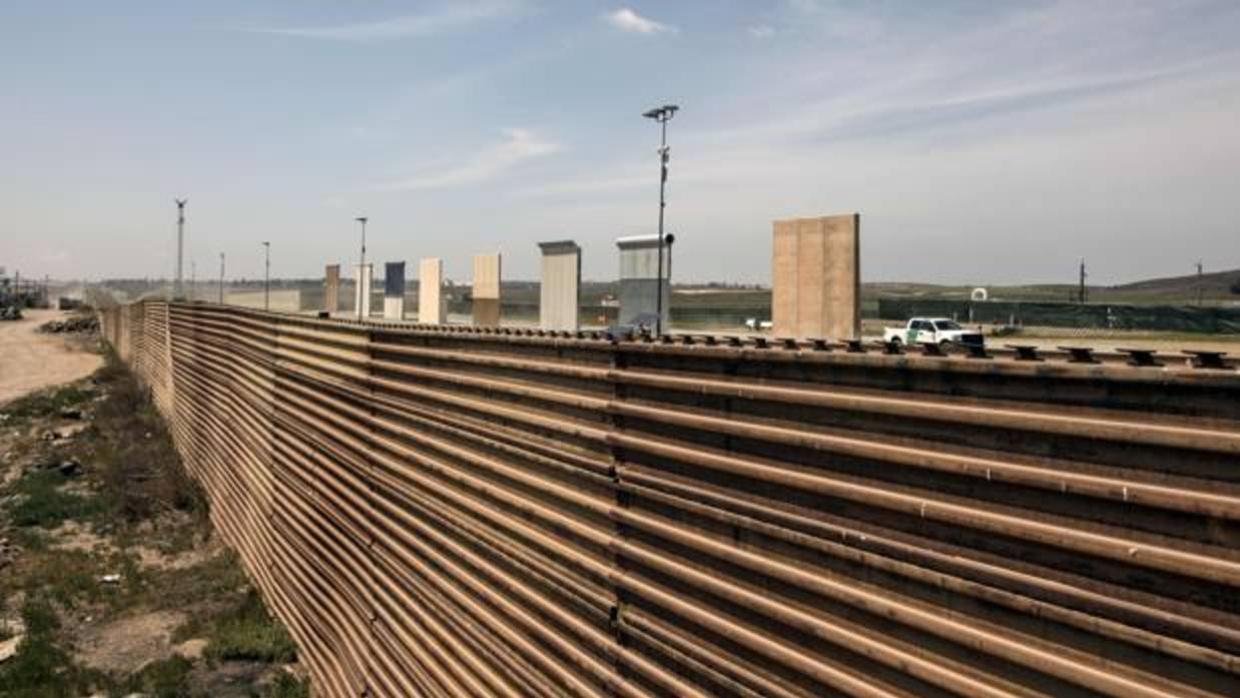 Prototipos del muro encargado con Trump junto a la frontera entre Estados Unidos y México