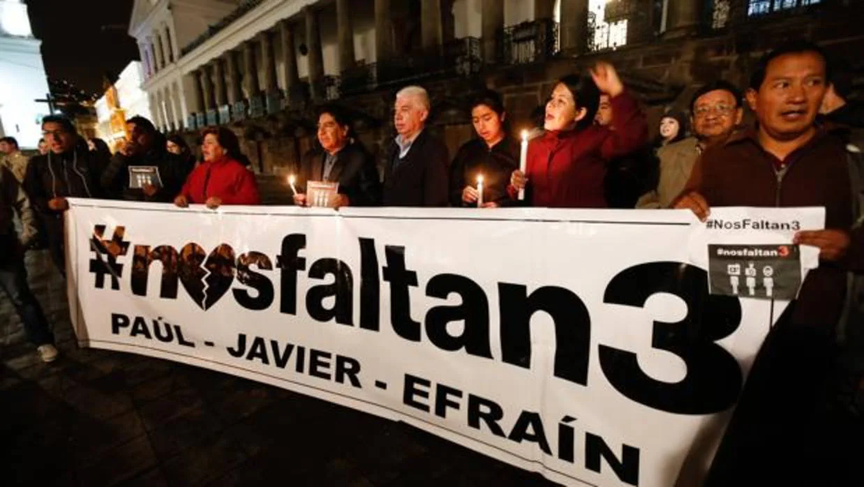 Familiares y grupos de periodistas se concentran frente al Palacio de Gobierno de Quito (Ecuador)
