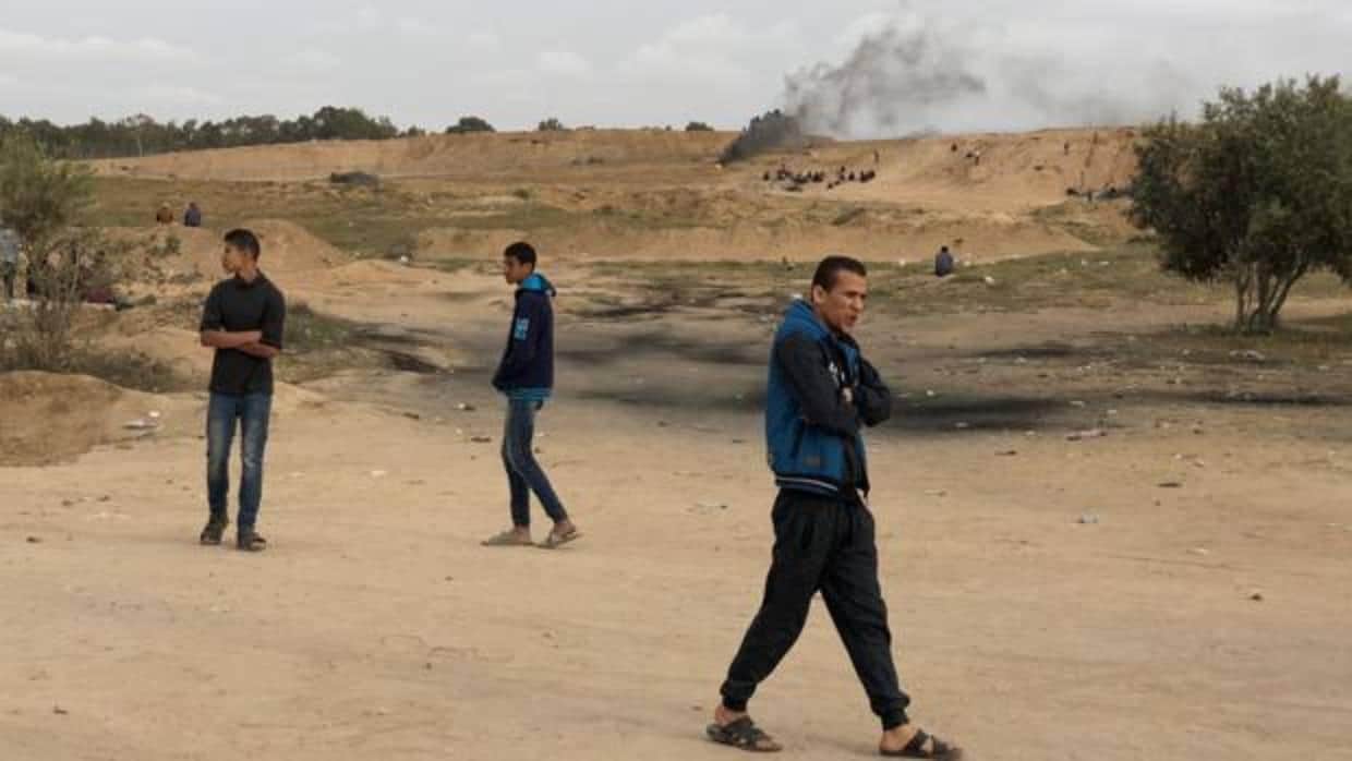 Jóvenes palestinos deambulan por Gaza, a unos cientos de metros de la frontera con Israel
