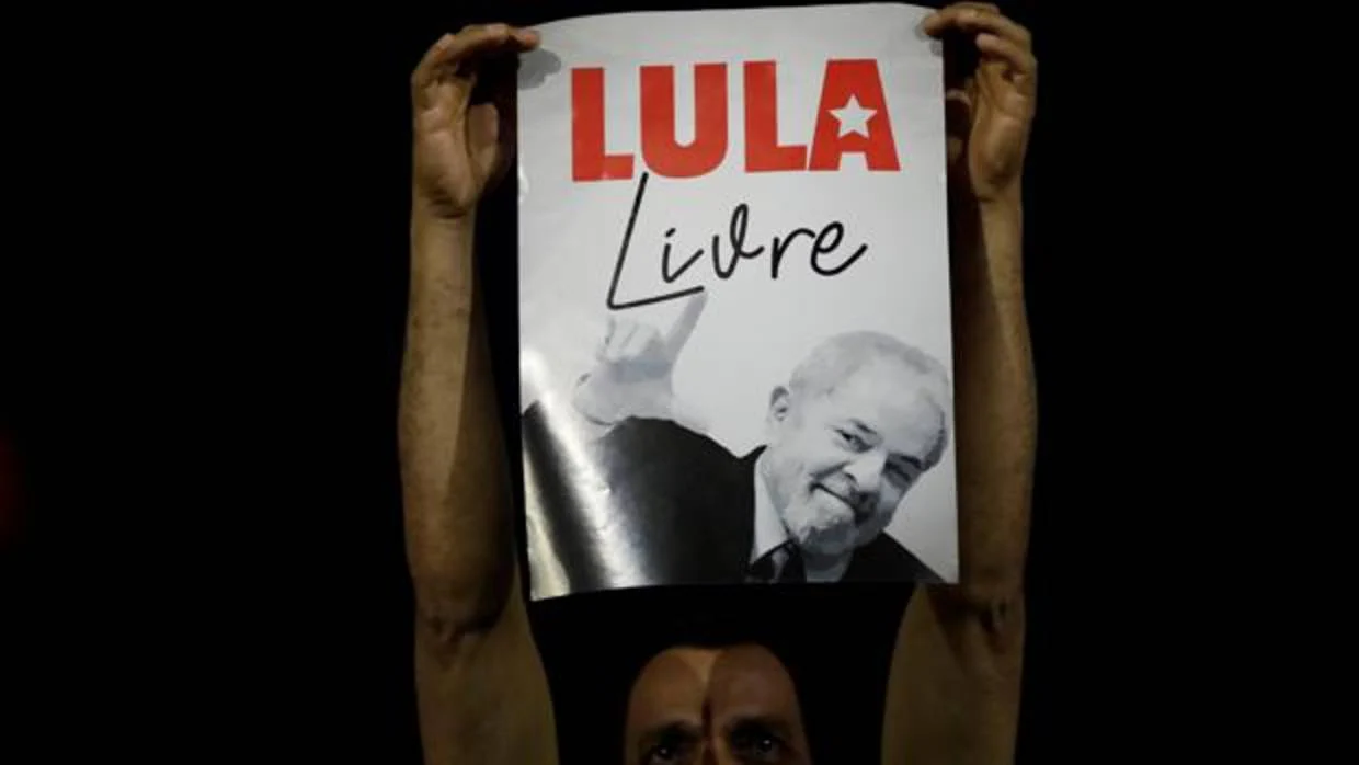 Lula se niega a entregarse para entrar en prisión y reta al juez brasileño a que lo detenga