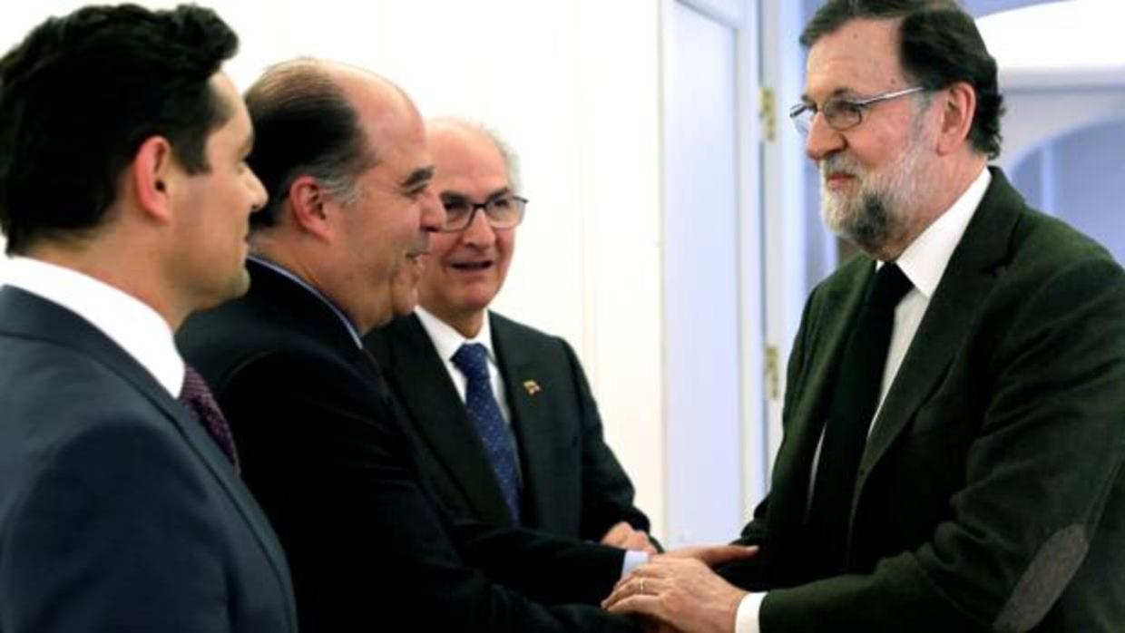 Rajoy estrecha la mano de Julio Borges ante Carlos Vecchio (primero por la izquierda) y Antonio Ledezma