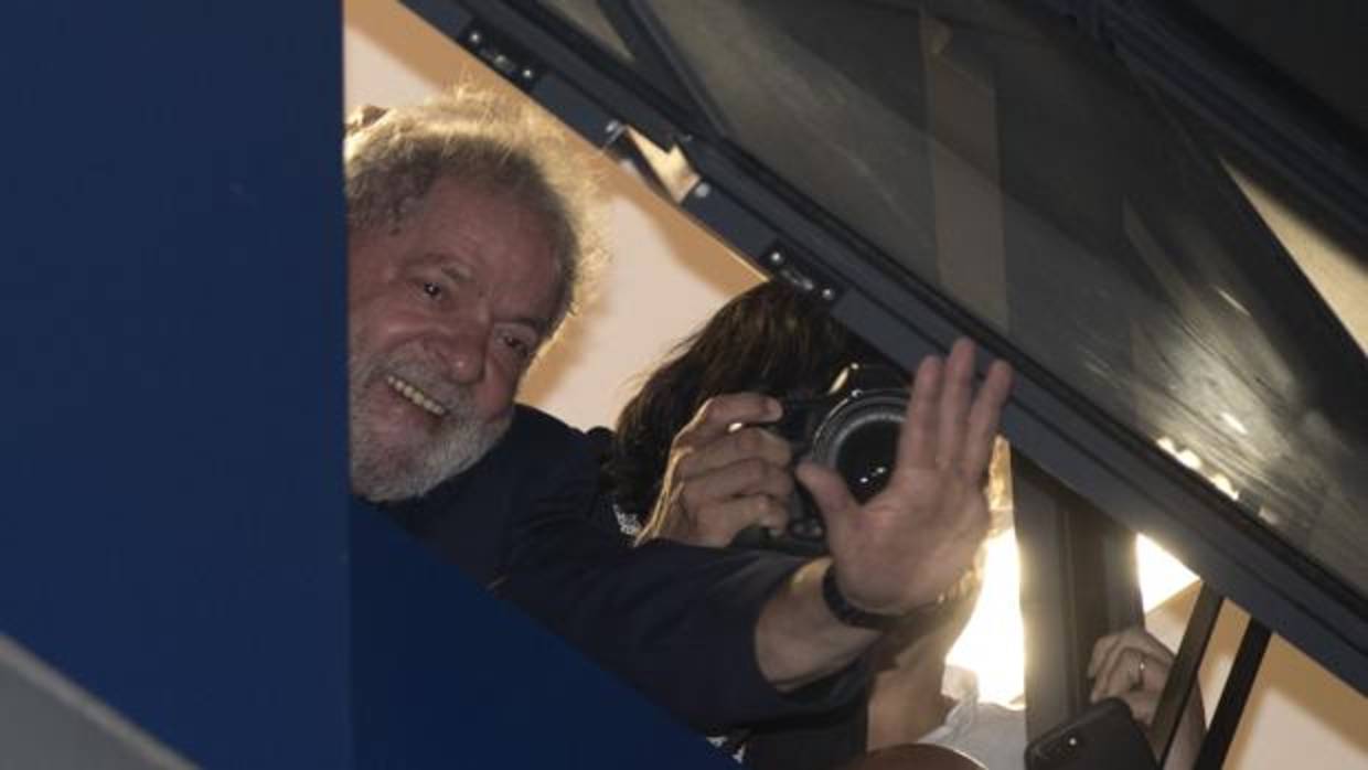 Lula da Silva saluda a sus seguidores desde la sede sindical en la que se encuentra