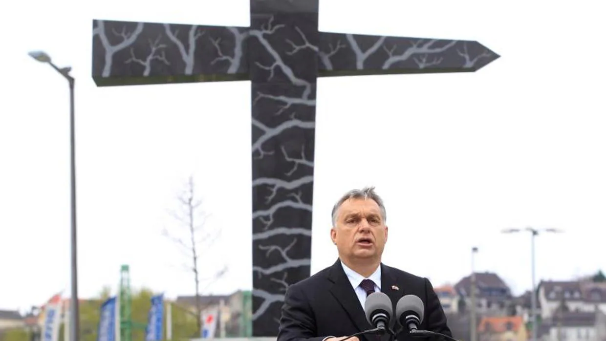 Orban, en la inauguración del monumento conmemorativo de la tragedia de Smolensk, donde murió el expresidente polaco Lech Kaczynski