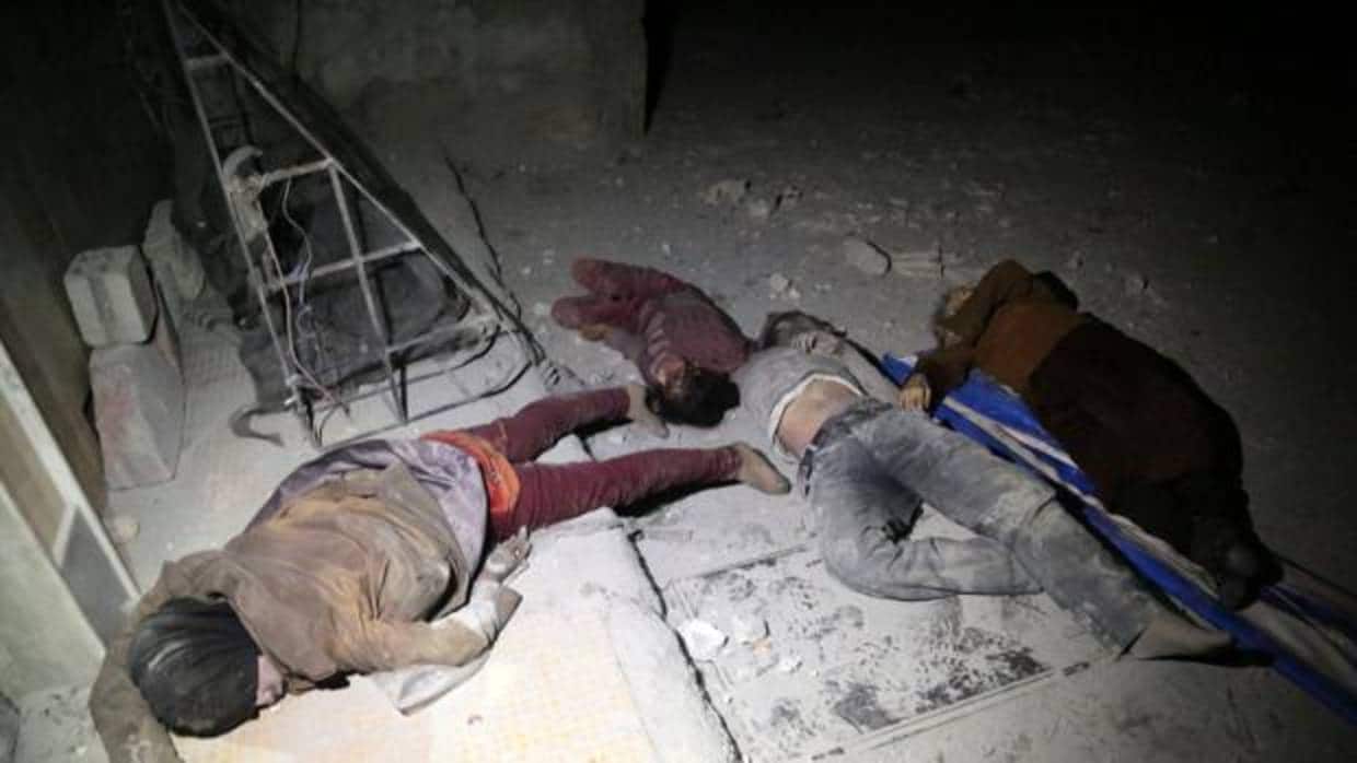 Algunas de las víctimas del ataque químico contra el enclave rebelde de Duma, en Siria