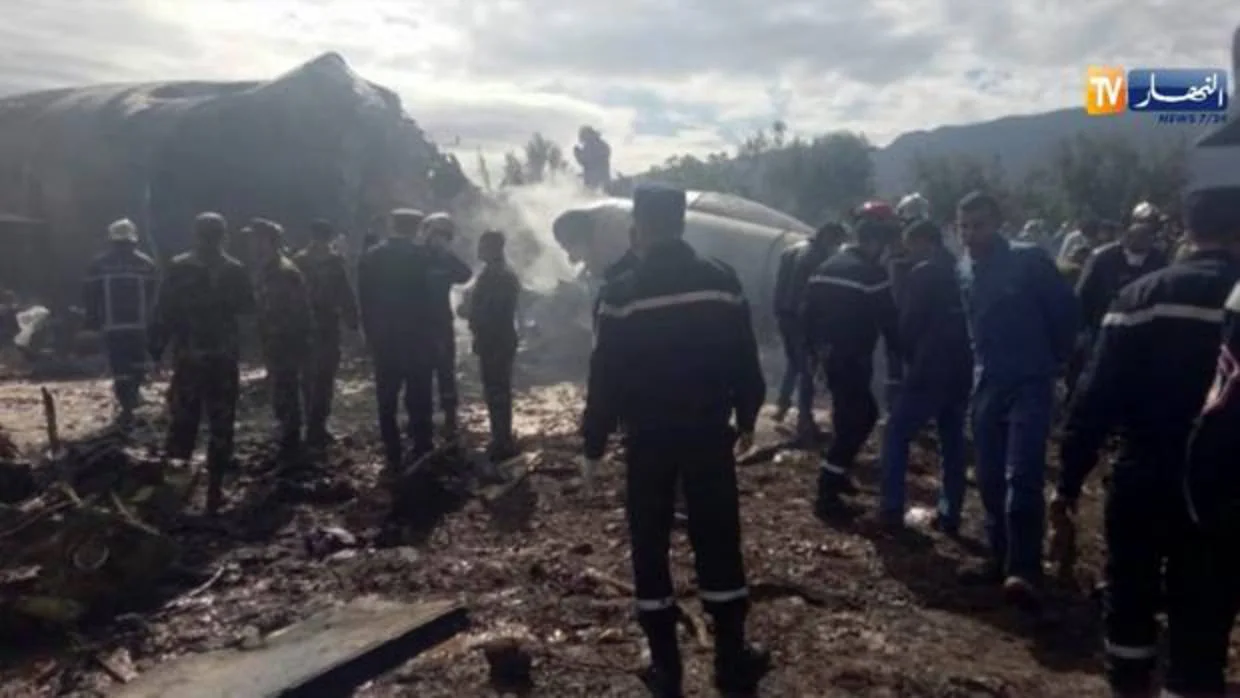 Militares y equipos de socorro junto a los restos del avión estrellado cerca de Argel