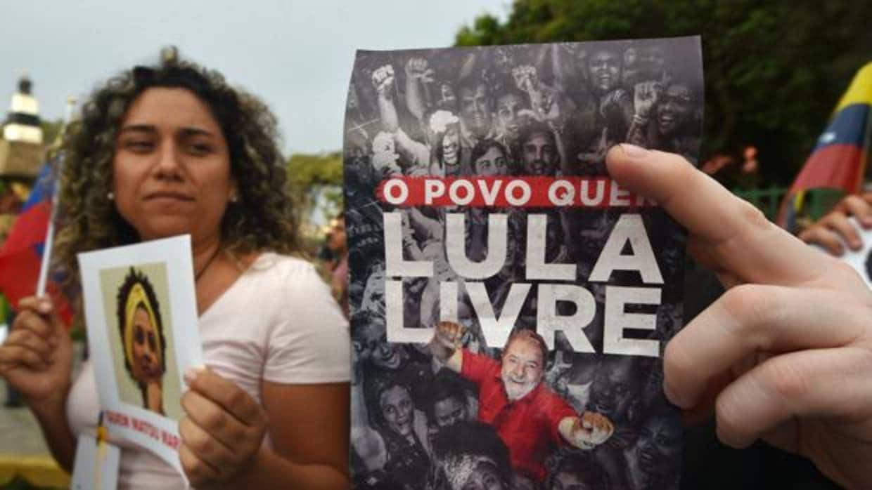Seguidores de Lula piden su liberación en los alrededores de lugar donde comienza hoy la Cumbre en las Américas, en Perú