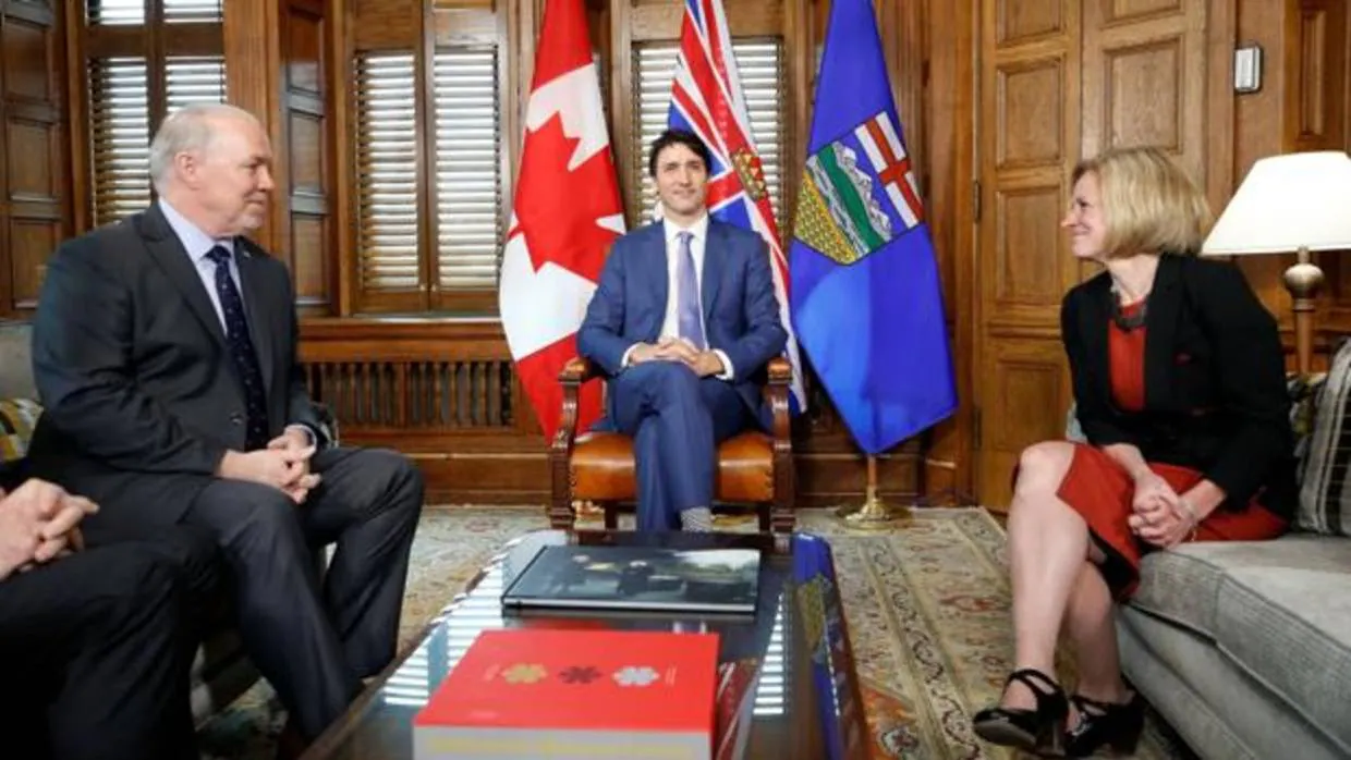 El primer ministro de Canadá, Justin Trudeau, entre el premier de la Columbia Británica, John Horgan, y la de Alberta, Rachel Notley, este domingo en Ottawa