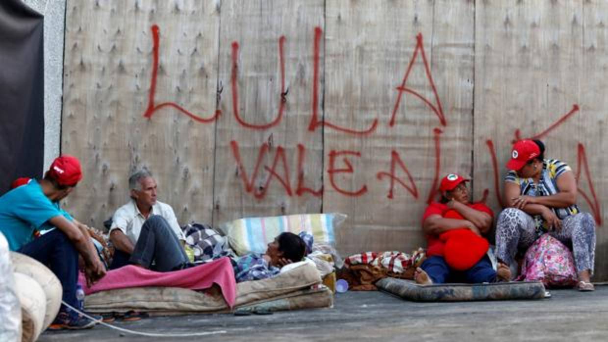 Partidarios de Lula, acampados cerca del lugar donde está detenido