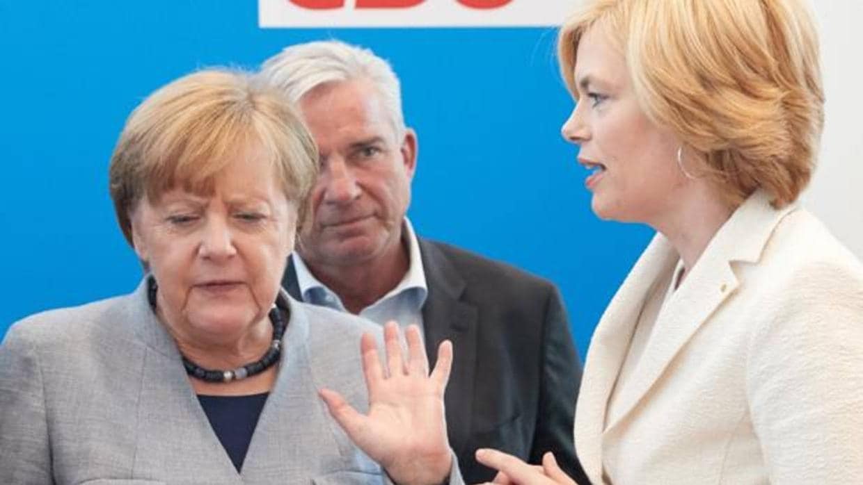 Merkel, con los vicepresidentes de la CDU, Thomas Strobl y Julia Kloeckner, al inicio de una reunión del partido