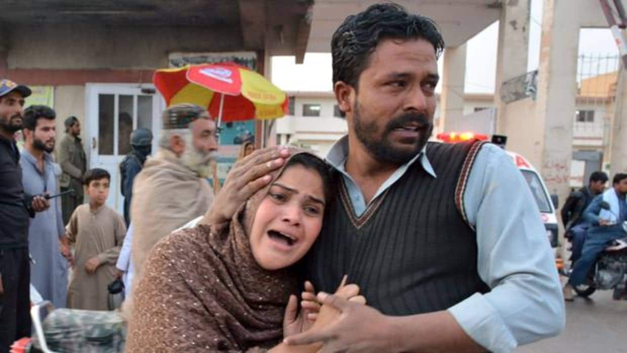 Dos católicos paquistaníes de Quetta muestran su dolor por el ataque de ayer