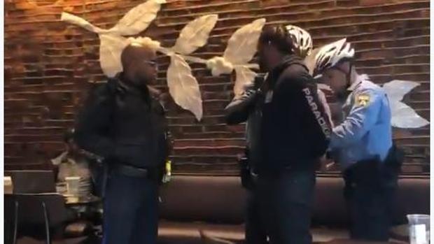El vídeo de dos afroamericanos detenidos en un Starbucks que se ha hecho viral