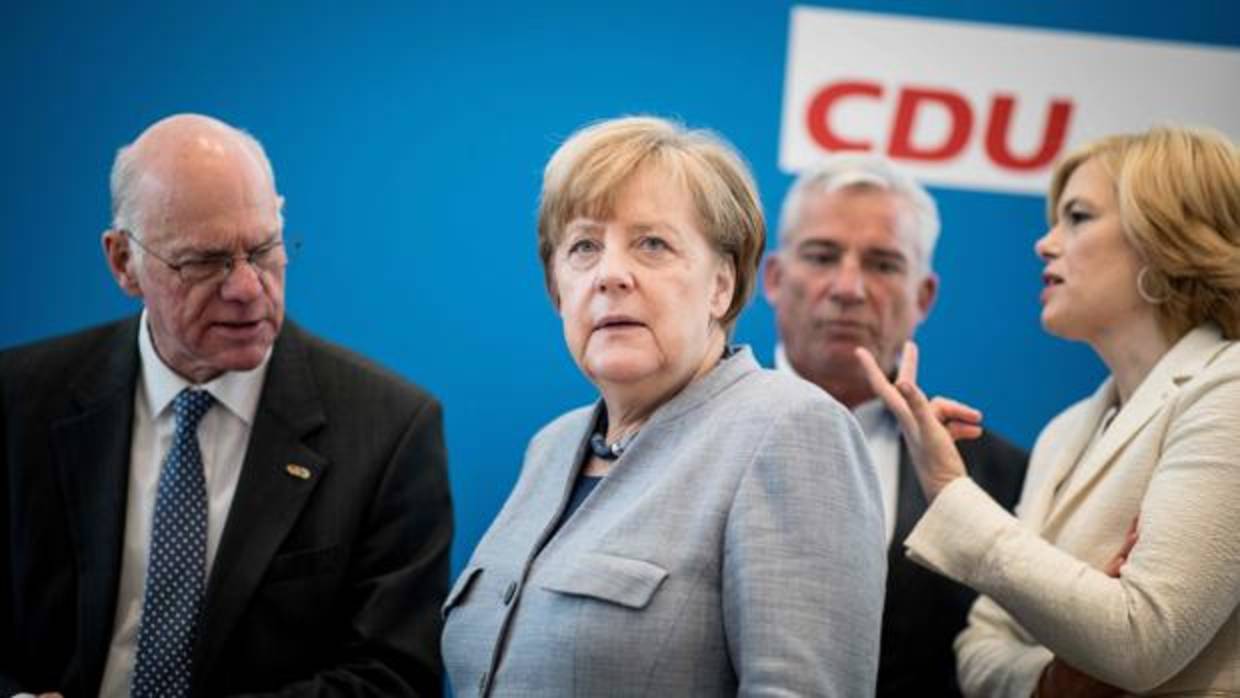 Angela Merkel entre Norbert Lammert de la CDU, y la ministra de Agricultura Julia Kloeckner