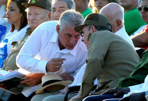Díaz-Canel conversa con Raúl Castro el pasado año, en el 50 aniversario de la muerte del Che