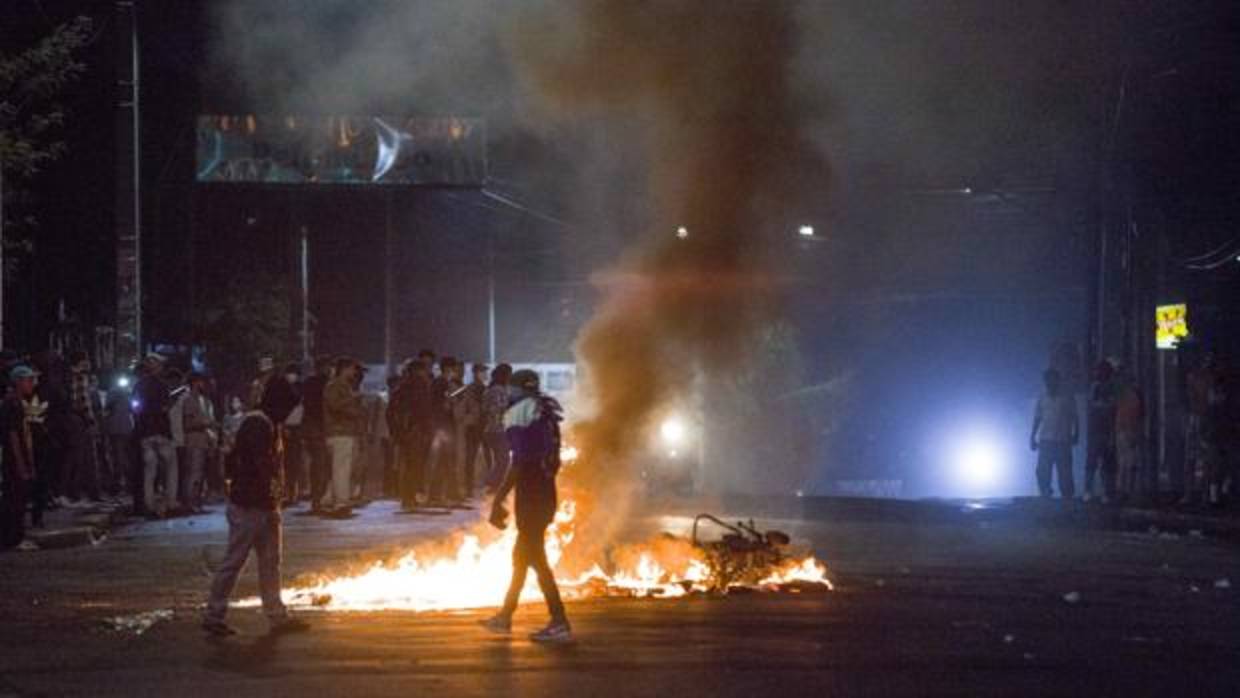 Manifestantes queman decenas de objetas durante las protestas de la pasada noche en rechazo a las reformas a la Seguridad Social