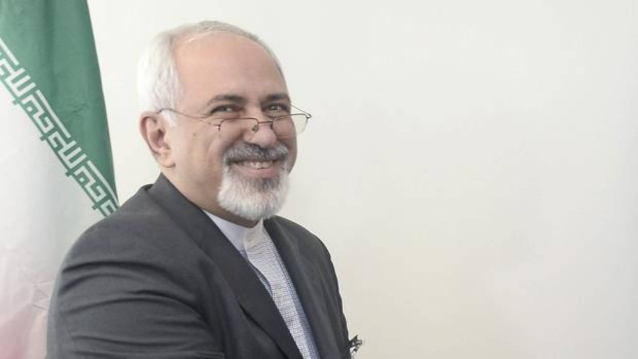 El ministro iraní de Asuntos Exteriores, Mohamad Yavad Zarif (i)