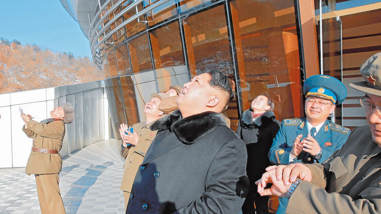 Kim Jong-un observa el lanzamiento de uno de sus misiles