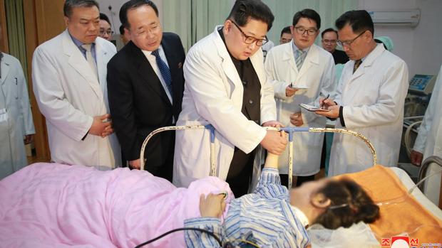 Kim Jong-un visita a las víctimas chinas del accidente de autobús en Corea del Norte