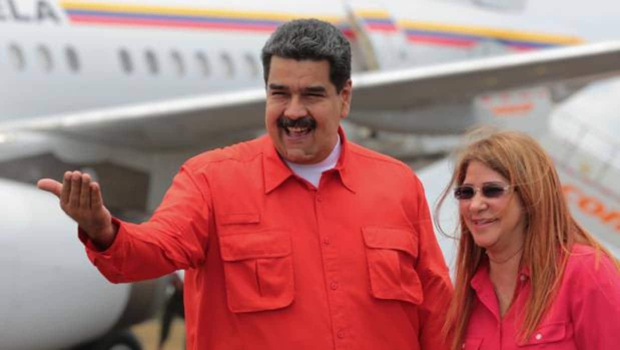 El presidente de Venezuela, Nicolás Maduro (i), durante una rueda de prensa acompañado por su esposa