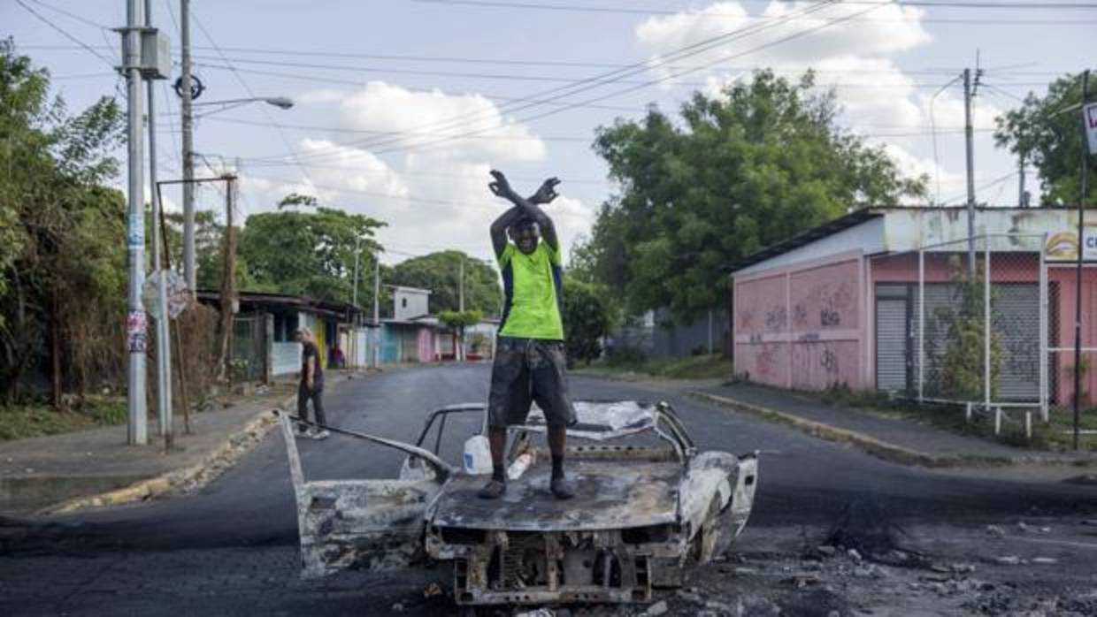 Un manifestante protesta en Managua, este domingo