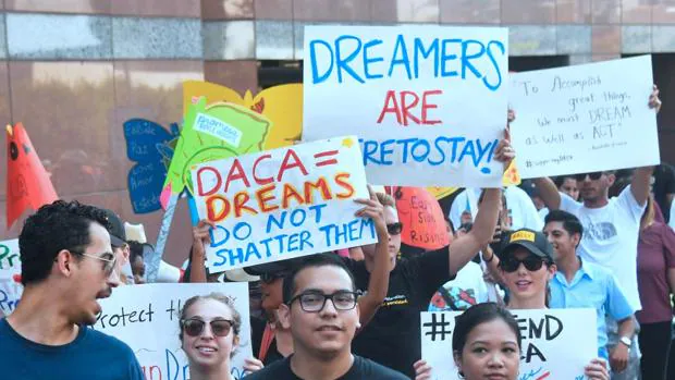 El juez obliga a la Administración Trump a renovar el permiso de los «dreamers»