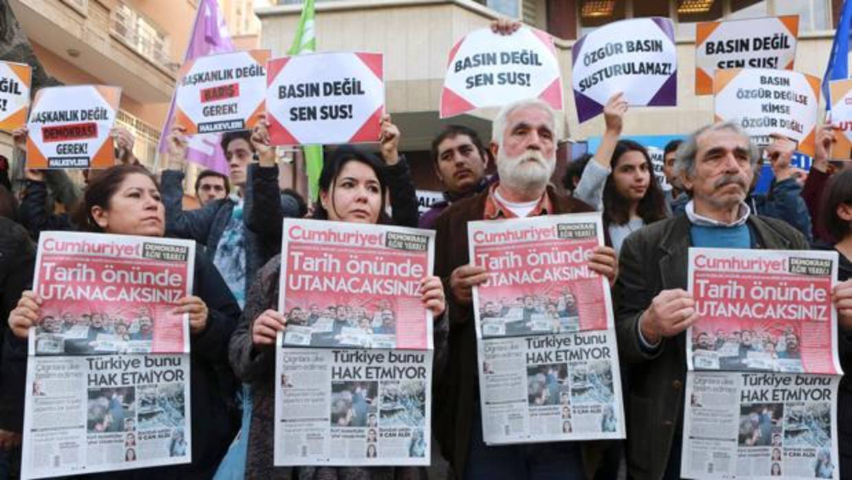 Varios manifestantes sostienen ejemplares del diario turco Cumhuriyet en una protesta que se hizo a las puertas de la redacción en noviembre de 2016 a favor de la libertad de prensa