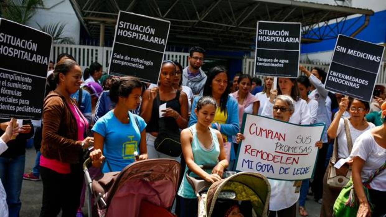 Trabajadores hospitalarios y pacientes participan en una protesta por la falta de medicinas en Venezuela