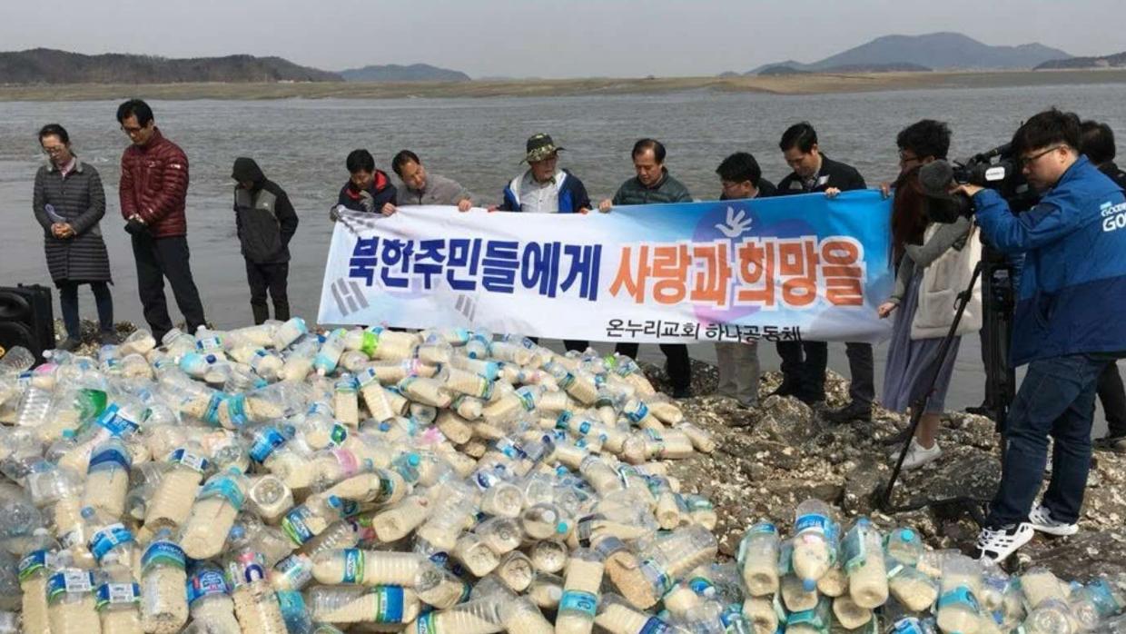 Decenas de botellas de arroz en la costa de Corea del Norte
