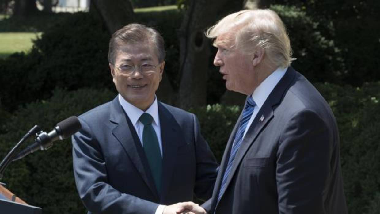 El presidente estadounidense, Donald Trump (d) junto con su homólogo de Corea del Sur, Moon Jae-in (i)