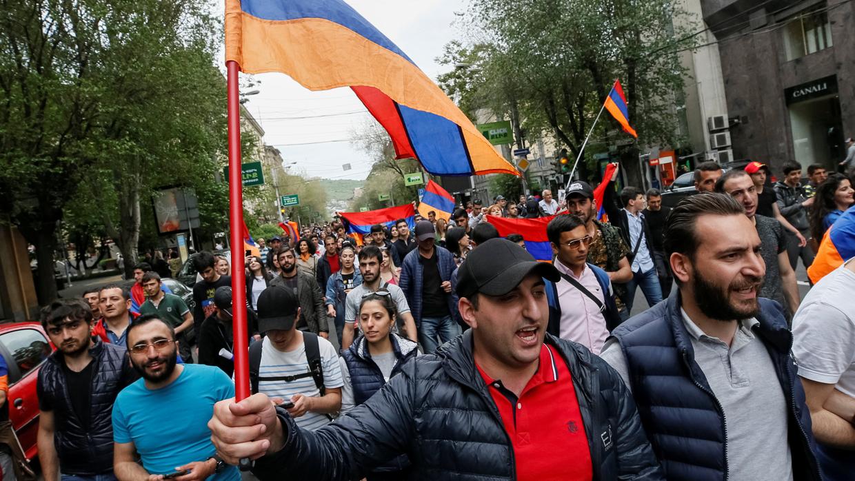 Protestantes opositores salen a la calle en Armenia