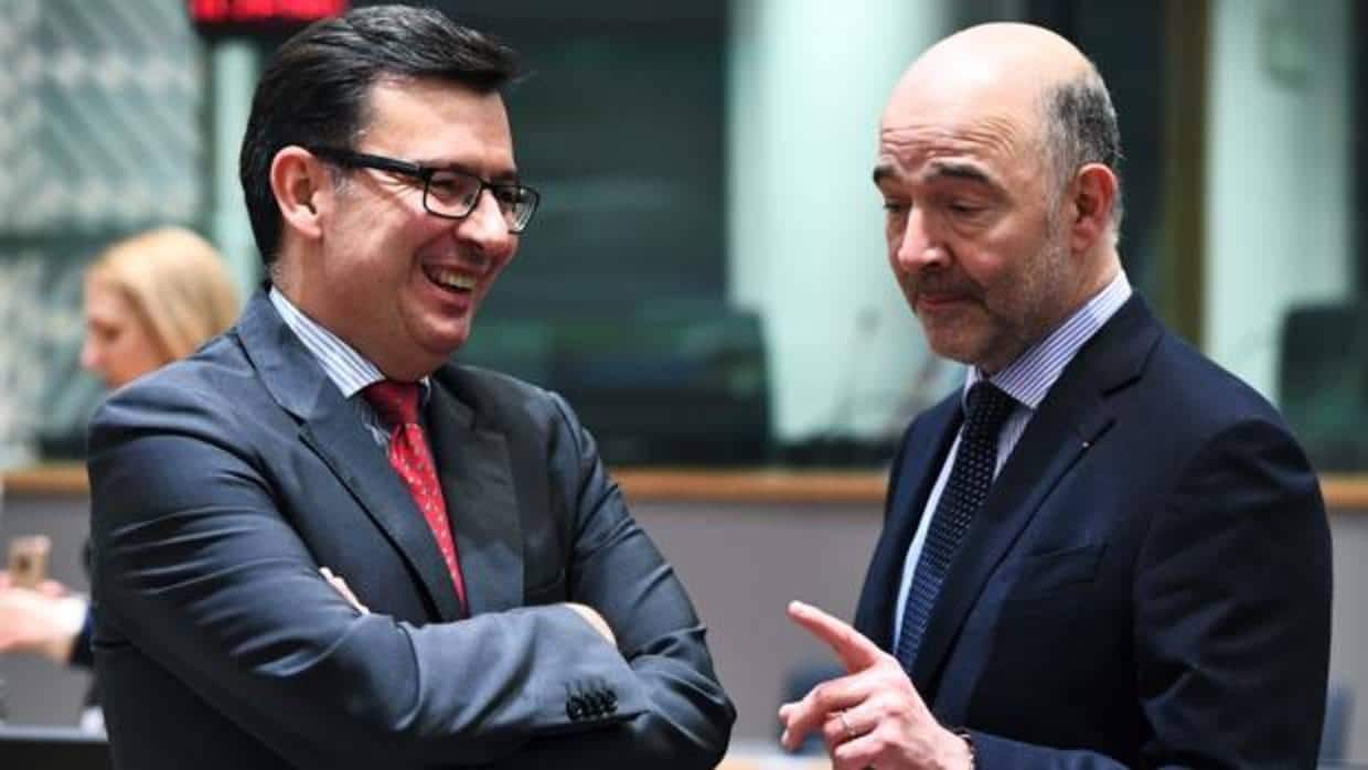 Roman Escolano (izquierda), con el comisario europeo de Economía, Pierre Moscovici, el pasado marzo
