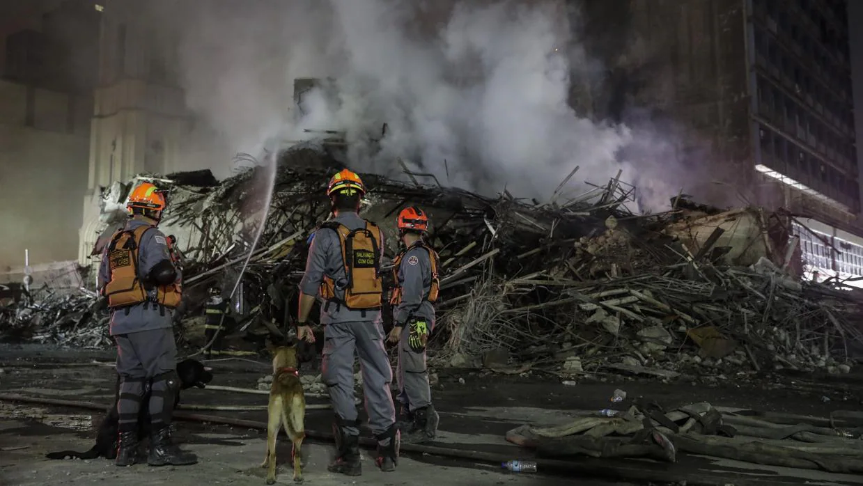 Bomberos trabajan en el edificio de 24 plantas que se derrumbó durante un incendio