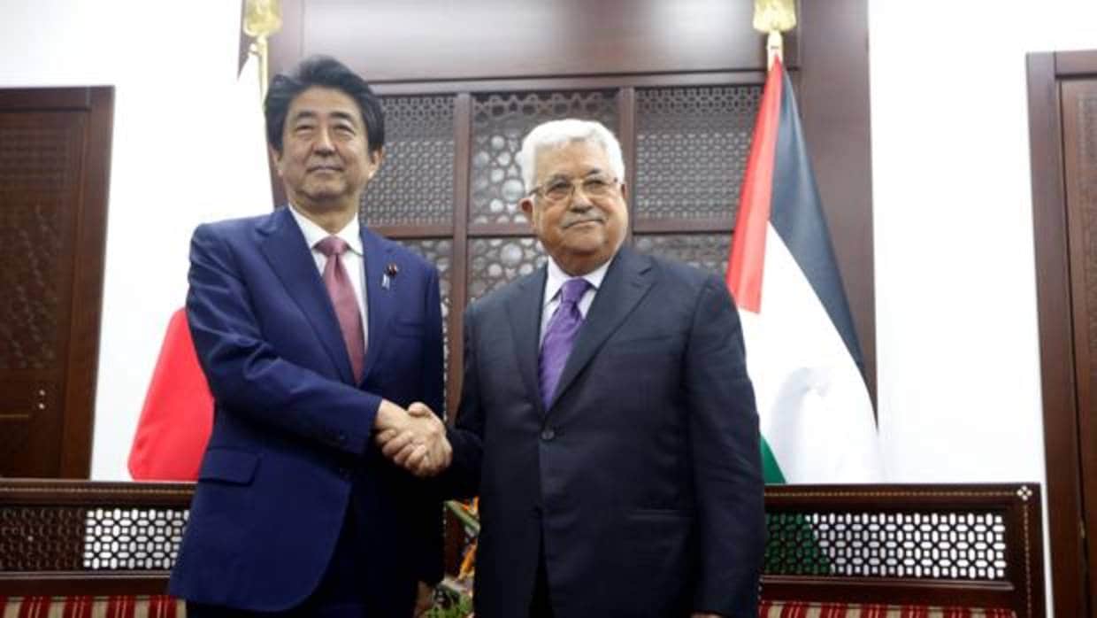 Mahmud Abás, junto al primer ministro japonés, Shinzo Abe